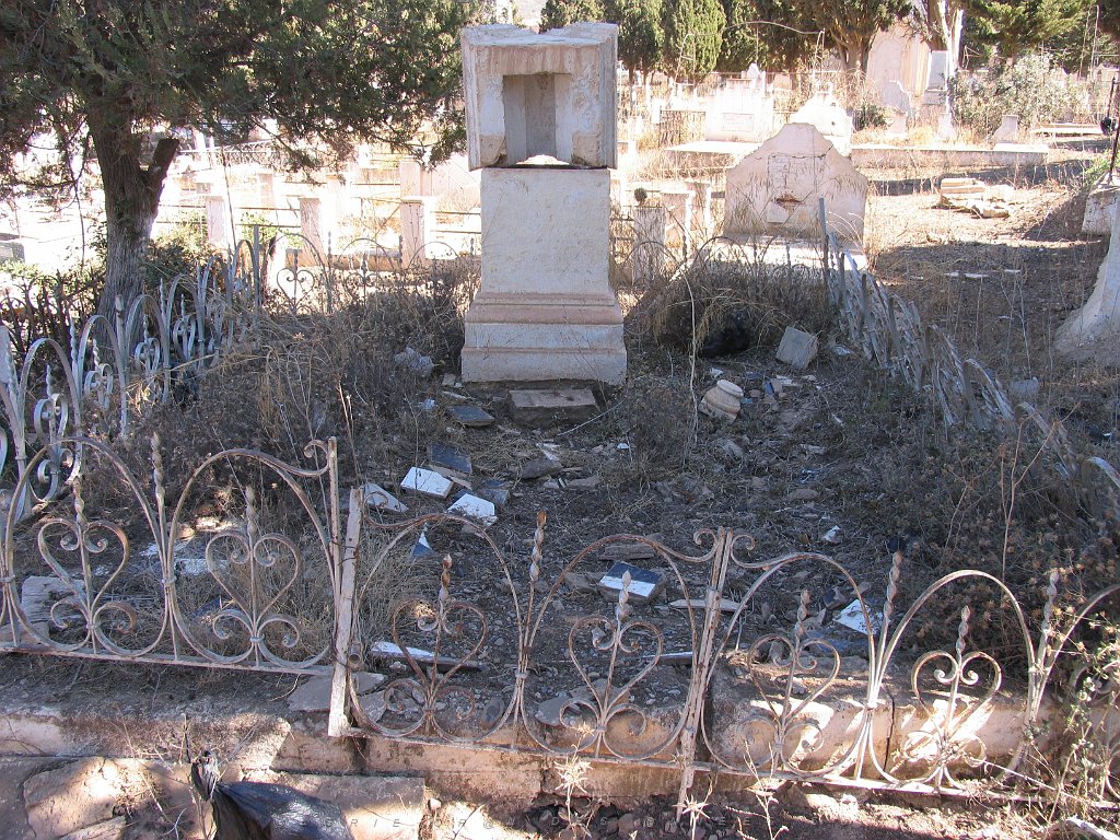 BOU SFER CIMETIERE 2004  N03 A L ABANDON.JPG